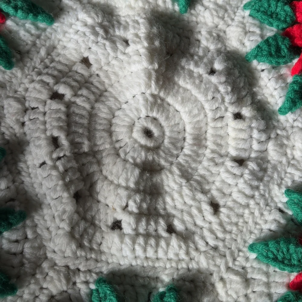 Vintage Handmade Crochet Poinsettia 3D Flower Christmas Table Runner Large 32" - Picture 3 of 11